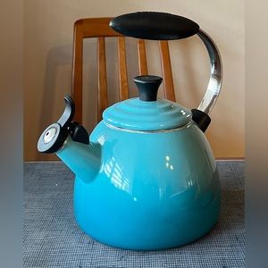 LE CREUSET 1.5-Qt. Halo Whistling Tea Kettle Caribbean